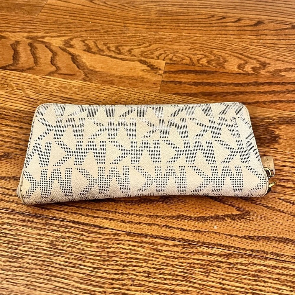 Michael Kors White Monogram wallet no wristlet band